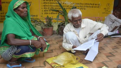 भगोड़े बैंकों में डूबी रकम निकलने की उम्मीद में फॉर्म भरने तहसील में पहुंचे लोग।