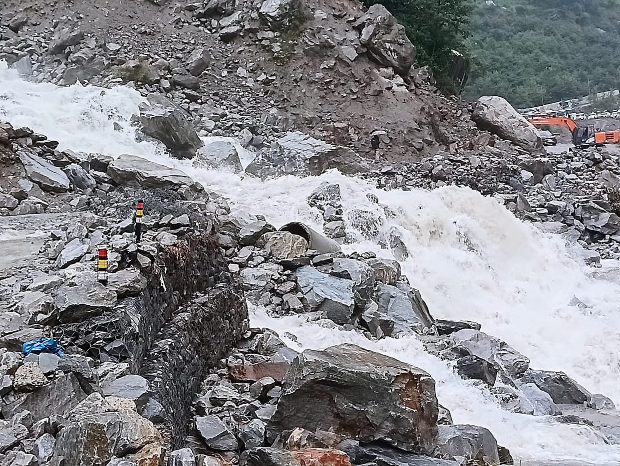 Badrinath Highway sinks about 10 meters in Lambagad Due to Landslide pilgrims stranded