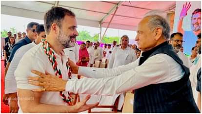 राहुल गांधी का स्वागत करते सीएम अशोक गहलाेत।