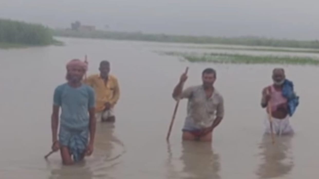 Continuous rise in water level in Gandak river; 600 houses affected by flood in Bettiah
