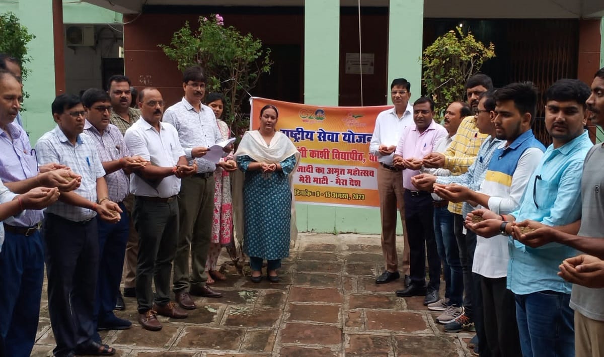 Meri Mati Mera Desh Pledge of Panch Pran by taking soil in hand in various places in Varanasi