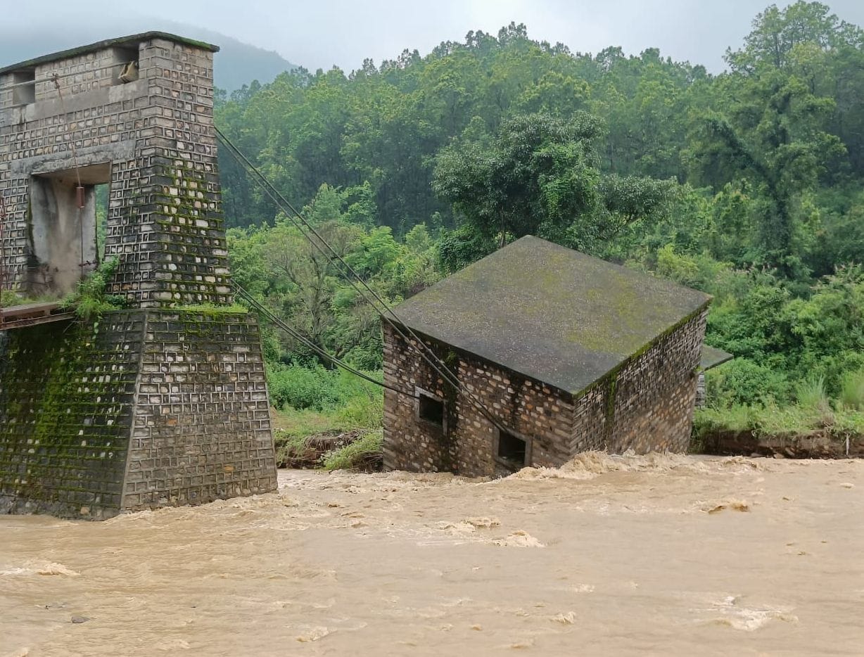 Kotdwar News pedestrian bridge built on the Thalnadi washed away many houses collapsed Due to heavy rains