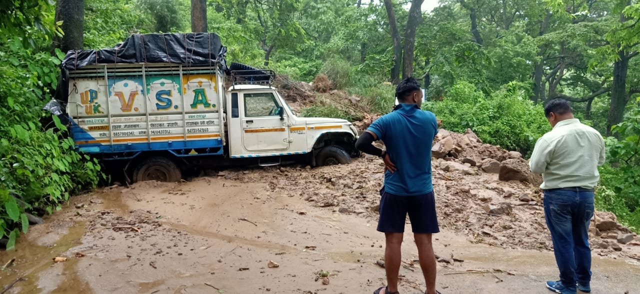 Flood in Kotdwar After Heavy rainfall many Vehclile Stuck and highway washed away Uttarakhand news in Hindi