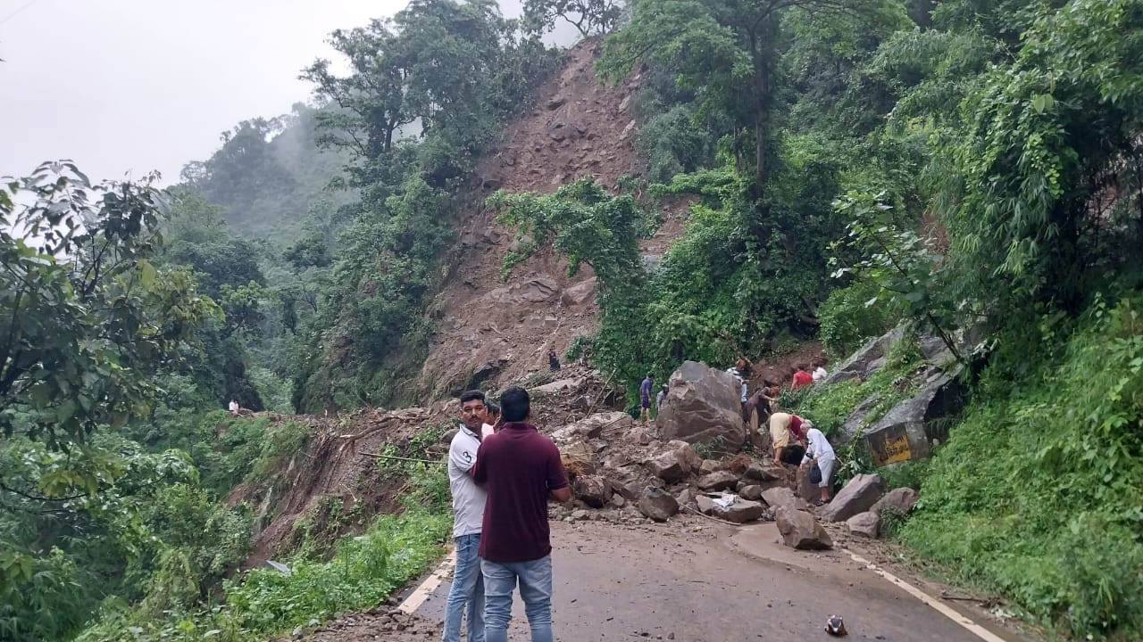 Flood in Kotdwar After Heavy rainfall many Vehclile Stuck and highway washed away Uttarakhand news in Hindi