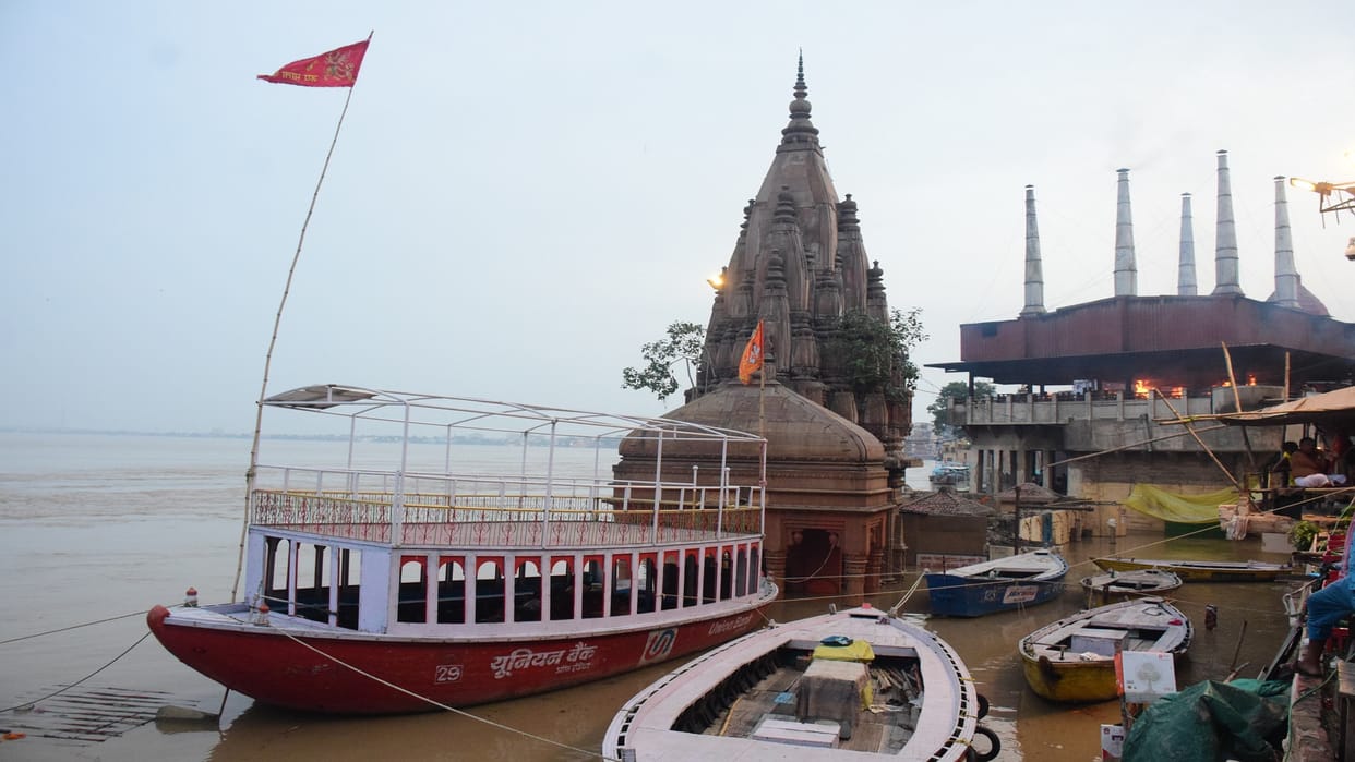World famous Manikarnika Ghat submerged, cremation on terrace, commissionerate police on alert