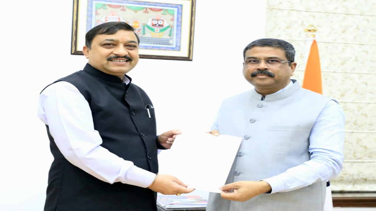 MP Suresh Kashyap urged Dharmendra Pradhan to start Kendriya Vidyalaya