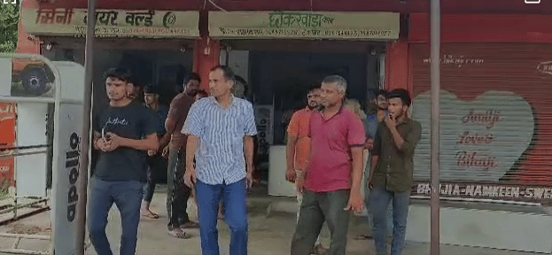 Bharatpur Thieves stole tires worth four lakhs from tire showroom broke the wall and carried out incident