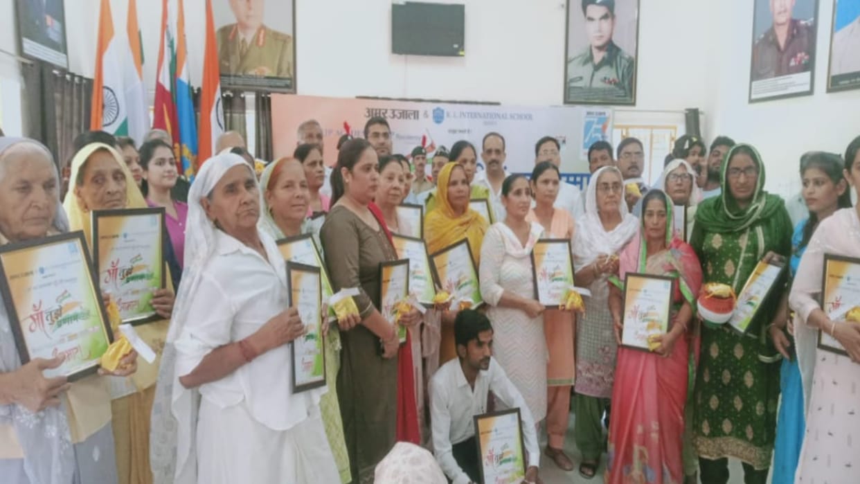 Maa Tujhe Pranaam : Amar Ujala has honored the wives of the martyrs in Meerut