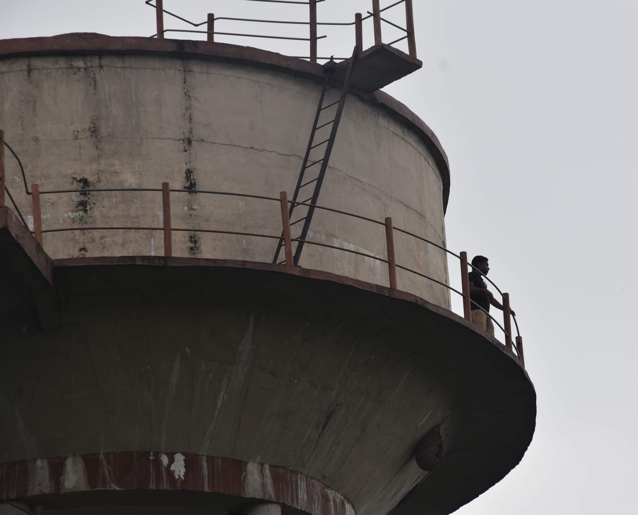 Employee of Doon Hospital climbed on the water tank after being removed from the job