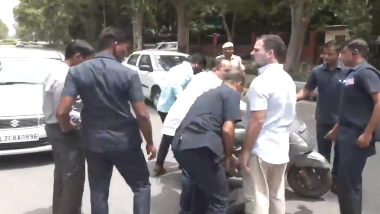 Congress Rahul Gandhi meets scooter rider injured in accident as he passes by for Parliament Viral Video