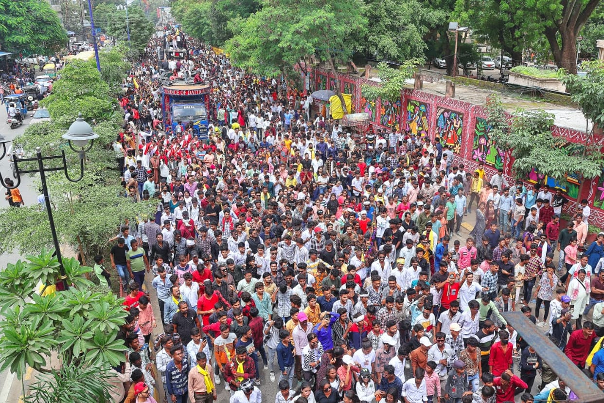 Rally held on World Tribal Day in Indore, thousands of tribals participated