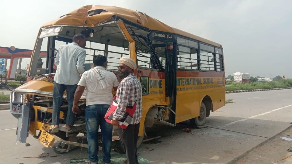 Rampur: Bus full of children overturned in Bilaspur, more than twenty injured