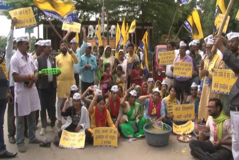 Aam Aadmi Party surrounded residence of Raipur South MLA Brijmohan Agarwal