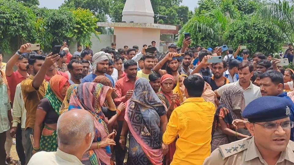 twelve boys and girls were caught in private guest house in Kasganj