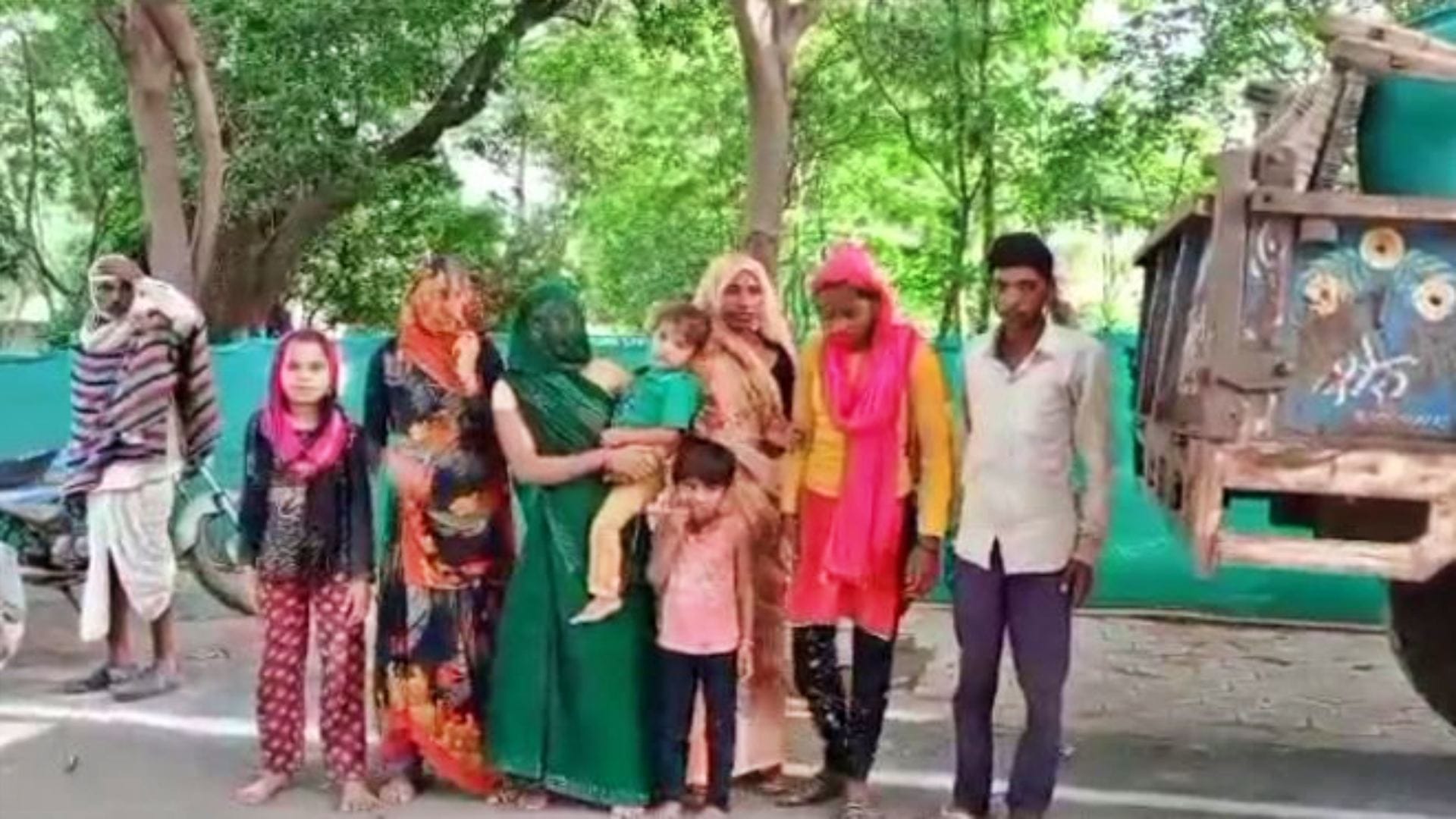 सामान लेकर कलेक्टर कार्यालय पहुंचा परिवार।