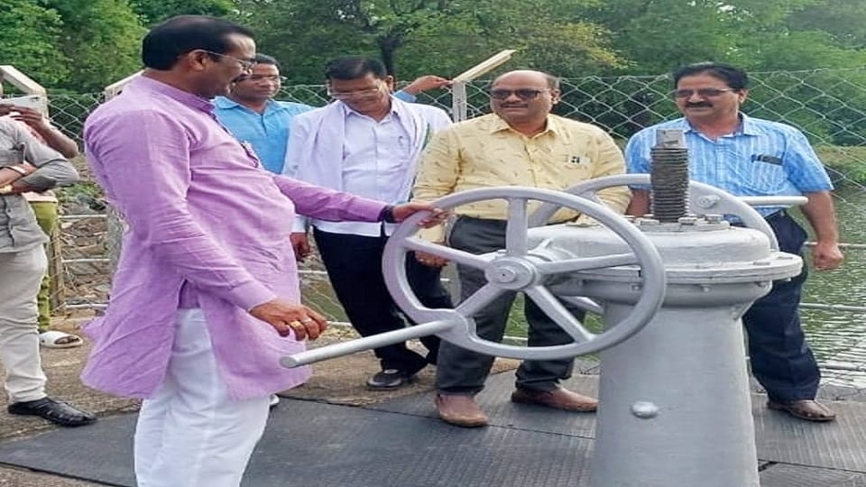 Parliamentary secretary opened the gate of Kharkhara dam in Balod