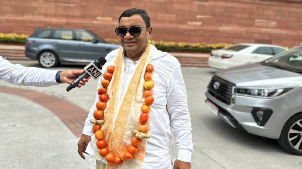 AAP MP Sushil Kumar Gupta reaches Parliament wearing tomato and ginger garland