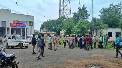 Tribals pelted stones at the police station in Vidisha Lateri