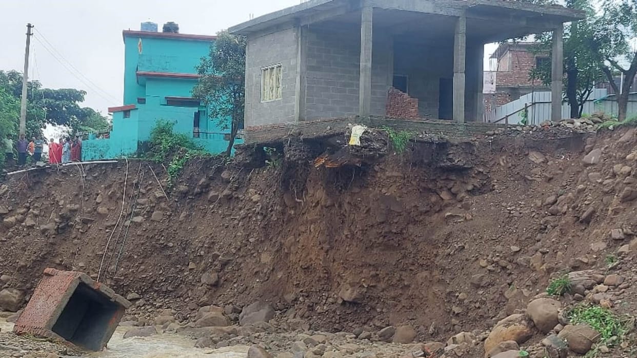 Uttarakhand Weather News Massive Landslide in Gaurikund Rudraprayag Many Dead in Rubble Nainital Watch Photos