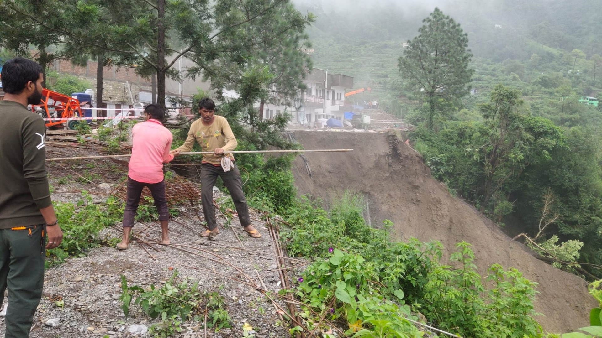 Uttarakhand Weather News Massive Landslide in Gaurikund Rudraprayag Many Dead in Rubble Nainital Watch Photos