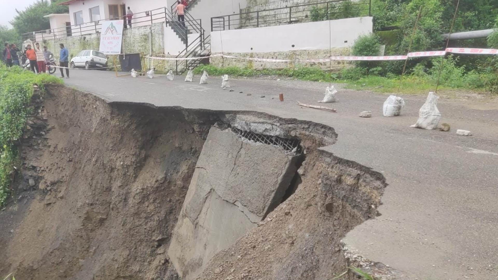 Uttarakhand Weather News: IMD Red Alert Heavy Rain in Dehradun, Tehri and Almora Landslides Updates in Hindi