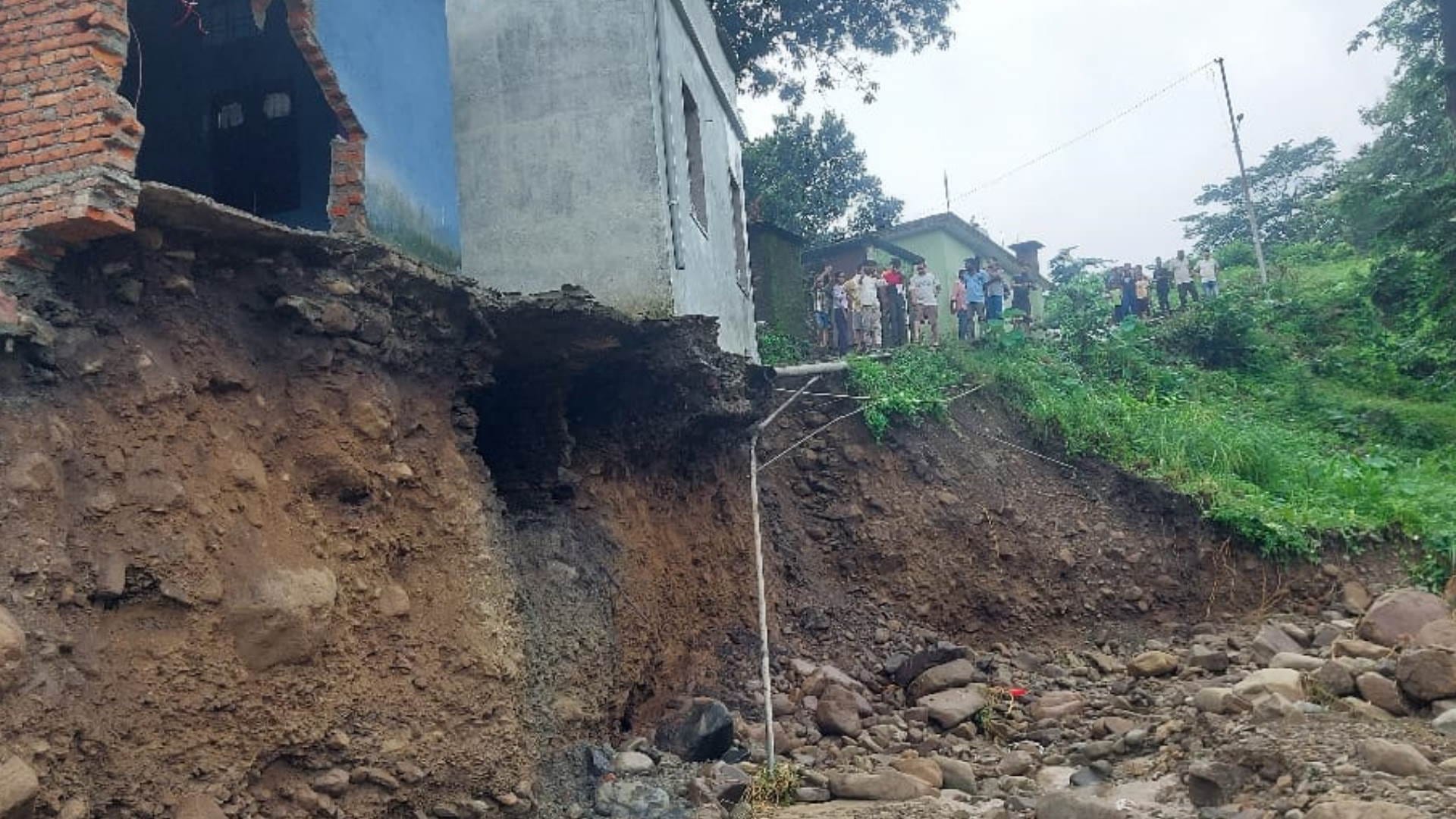 Uttarakhand Weather News Massive Landslide in Gaurikund Rudraprayag Many Dead in Rubble Nainital Watch Photos