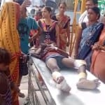 परिजनों के साथ अस्पताल में घायल किशोर