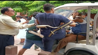 Foreign tourists clashed at eastern gate of Taj Mahal Know why there was a fight