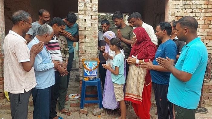 अनोखी तस्वीरें: कुत्ते की तेरहवीं पर हवन का आयोजन, दावत खाकर बोले ग्रामीण, बहुत वफादार था मुन्ना Baghpat: Thirteenth of dog was celebrated in Bijraul village after peace sacrifice