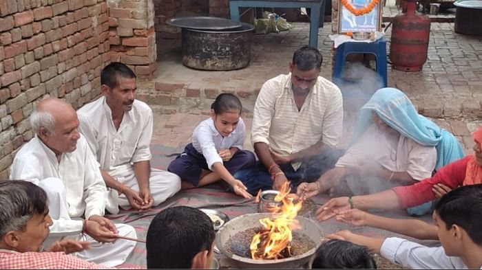 अनोखी तस्वीरें: कुत्ते की तेरहवीं पर हवन का आयोजन, दावत खाकर बोले ग्रामीण, बहुत वफादार था मुन्ना Baghpat: Thirteenth of dog was celebrated in Bijraul village after peace sacrifice