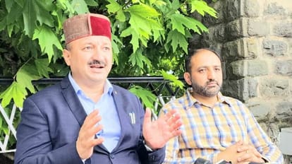 Balveer Verma asked who is buying apples outside the mandis in shimla