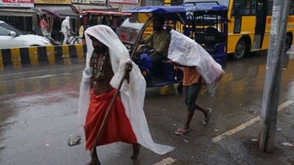 बनारस में झमाझम बारिश: उमस से राहत लेकिन अब इस आफत ने बढ़ाई परेशानी, गंगा का जलस्तर भी बढ़ा Heavy rains in Banaras: relief from humidity but now this calamity has increased the problem