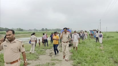 Bihar Crime News: बेतिया में बोरी में भरकर सरेह में फेंका हुआ शव मिला, पानी से सड़ा; शिनाख्त करना मुश्किल Dead body stuffed in a sack and thrown in Sareh was found in Bettiah, rotten with water; difficult to identify