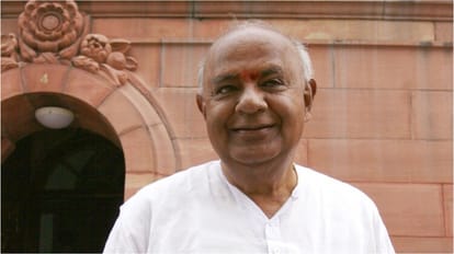 Deve Gowda: संसद में हंगामे को लेकर पूर्व PM देवगौड़ा हुए नाराज, कहा- ‘गरिमा और मर्यादा बनाए रखना जरूरी’ 'New low': Former PM Deve Gowda expresses anguish over shouting, name-calling and sloganeering in Parliament