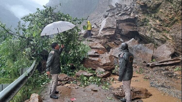 Uttarakhand: भूस्खलन से गौरीकुंड हाईवे का 60 मीटर हिस्सा ध्वस्त, केदारनाथ मार्ग बंद, एक वाहन दबे होने की आशंका