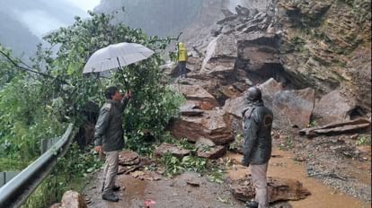 Uttarakhand: भूस्खलन से गौरीकुंड हाईवे का 60 मीटर हिस्सा ध्वस्त, केदारनाथ मार्ग बंद, एक वाहन दबे होने की आशंका
