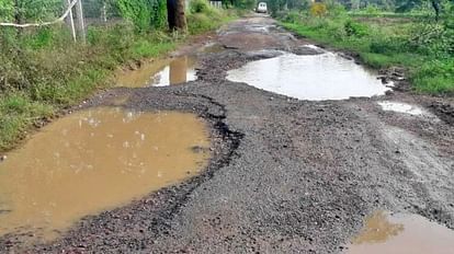 Ujjain: नहीं सहन हुए धचके, बस कुछ दूर था अस्पताल; परिजन बोले- खराब सड़क ने ले ली प्रसूता की जान Pregnant woman dies before reaching hospital in Ujjain