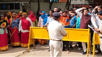 Indore: सफाई मित्रों ने घेरा चंदन नगर थाना, अपशब्द कहने वाले ने पैगम्बर का हवाला देकर मांगी माफी Cleaning friends surrounded Chandan Nagar police station