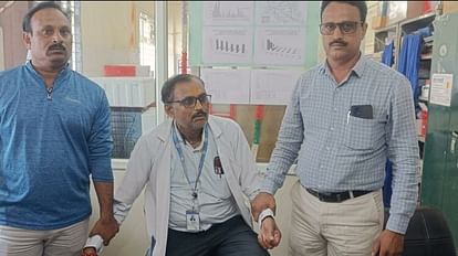 Betul News: बैतूल में लैब सहायक सीएमएचओ के लिए ले रहा था रिश्वत, लोकायुक्त ने रंगेहाथ दबोचा Betul News: Lab assistant was taking bribe for CMHO in Betul, Lokayukta caught red handed
