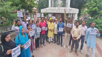 Rahul Gandhi: बनारस में राहुल गांधी के खिलाफ व्यापारियों का प्रदर्शन, अभद्र व्यवहार के लिए माफी मांगने की मांग Demonstration of traders against Rahul Gandhi in varanasi for his flying kiss