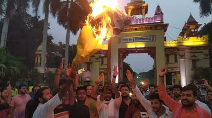 Varanasi: बीएचयू के छात्रों ने फूंका UGC चेयरमैन का पुतला, शोध प्रवेश परीक्षा का विषय अंग्रेजी करने से आक्रोश BHU students burnt effigy of UGC chairman angry over PHD entrance exam in English