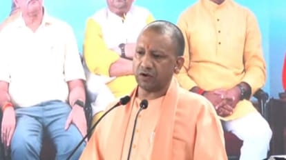 CM Yogi Adityanath inaugrates Lucknow to Varanasi flight service.