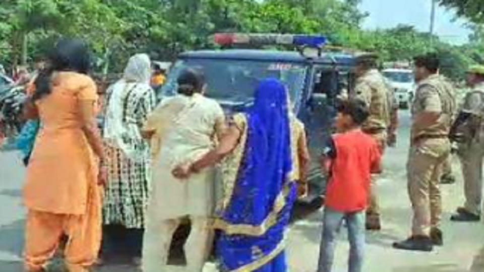 Amroha: Police car carrying travel agency operator court surrounded, family members lying road