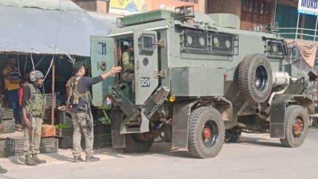 jammu kashmir news: Army Personnel and Two Civilians Injured In Grenade Attack In Kashmir