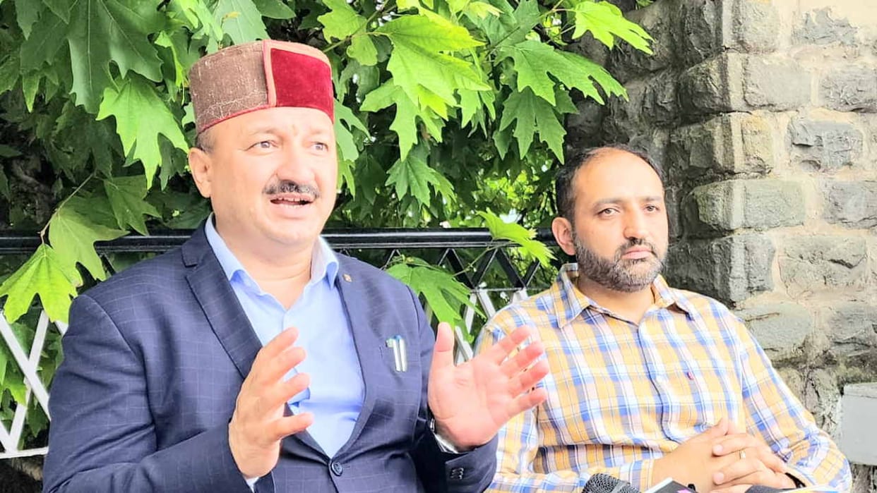 Balveer Verma asked who is buying apples outside the mandis in shimla