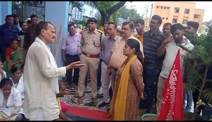 Bihar news: Health workers of Vaishali Sadar Hospital go on strike, OPD and emergency ward stalled