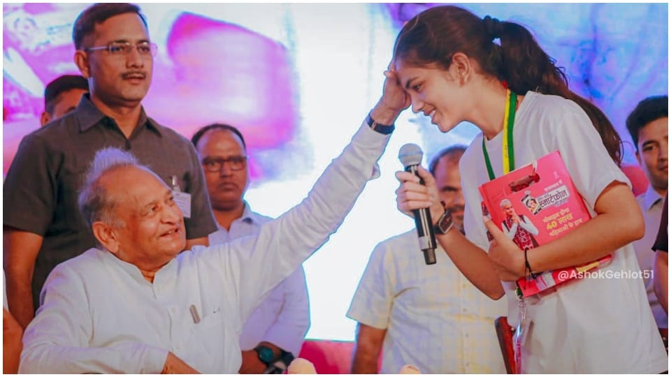 CM Ashok Gehlot started Rajasthan free smart phone scheme says 80 lakh mobiles distributed in next phase