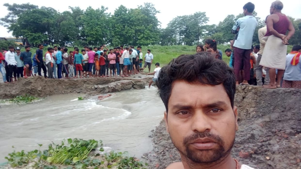 Due to increase in water level of Gandak river in Bettiah, diversion of Navalpur-Ratwal main road was broken