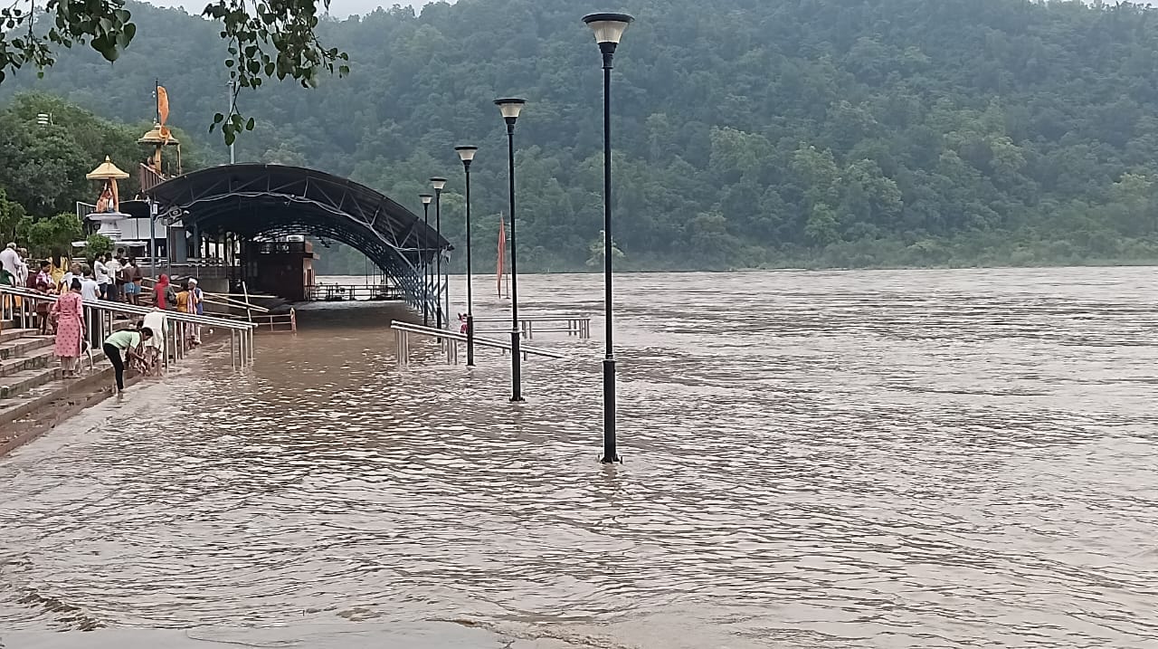 Rishikesh News Boy swept away in River and save himself  started doing sit ups and apologizing Video Viral