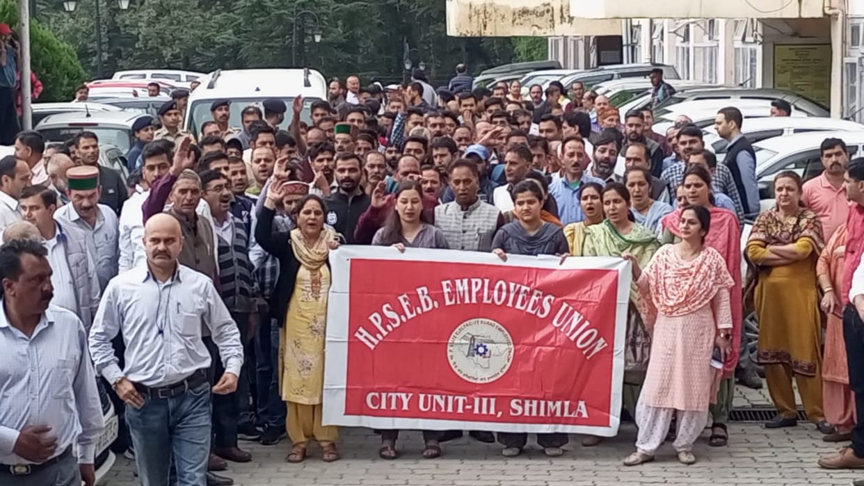 himachal electricity board employees protest for old pension scheme